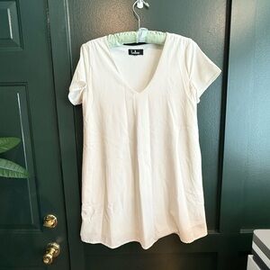 Lulu’s white sheath dress